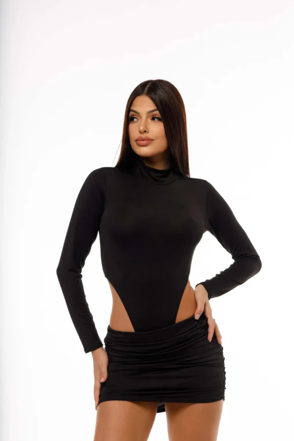 Eleve seu estilo com este body cavado na cintura, perfeito para compor looks modernos e marcantes. Com manga longa e gola alta, ele combina sofisticação e sensualidade na medida certa. Ideal para quem ama peças versáteis que realçam a silhueta.