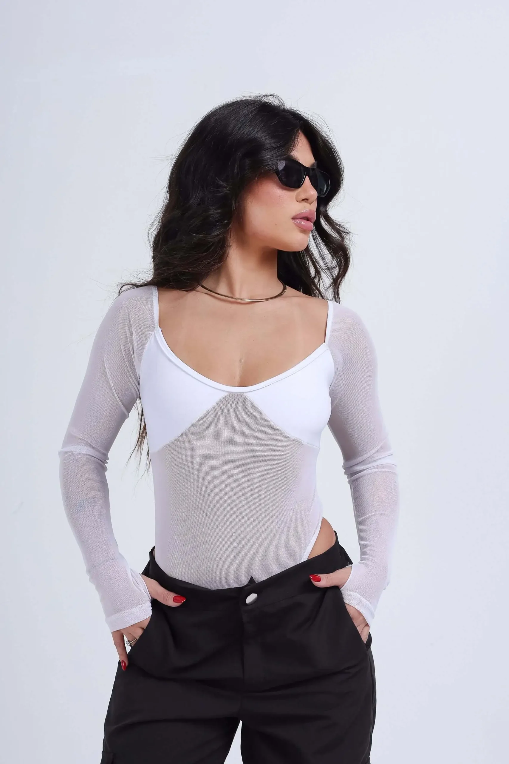 Delicado e cheio de estilo, este body de tule branco é a peça-chave para criar looks modernos e cheios de personalidade. Com um toque transparente e design sofisticado, ele traz o charmoso detalhe de encaixe no dedo, ideal para um visual único e ousado. Detalhes do Produto: Material: Tule, leve e respirável, perfeito para manter o conforto em qualquer ocasião. Cor: Branco, atemporal e elegante, combina com diversas paletas de cores. Tamanhos disponíveis: P e M, com caimento que valoriza diferentes silhuetas. Dicas de Uso: Combine com uma saia para um visual romântico ou aposte em uma calça cargo para um toque urbano. Finalize o look com botas para ocasiões especiais ou tênis para um estilo casual. Ele ganha ainda mais destaque com um colar de várias correntes, criando um ponto de atenção moderno e sofisticado. Seja em festivais, shows ou até encontros com amigos, este body de tule é a escolha perfeita para quem ama se destacar com estilo.