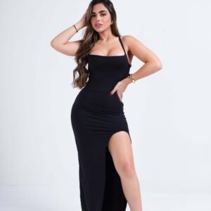 O Vestido Longo Preto é a peça essencial para quem deseja um visual sofisticado, elegante e cheio de atitude. Com fenda lateral e amarração nas costas, ele confere um toque de sensualidade e personalidade. Seu design fluido e o material de alta qualidade garantem um caimento perfeito e confortável, ideal para diversas ocasiões. Detalhes do Produto: Material: Confortável e com ótimo caimento. Cor: Preto, clássico e versátil, perfeito para qualquer evento ou ocasião. Design: Fenda lateral para um toque de sensualidade e amarração nas costas que destaca a silhueta. Dicas de Uso: Combine o Vestido Longo Preto com acessórios elegantes como brincos, colares e pulseiras para destacar o visual. Nos pés, aposte em salto para um look mais sofisticado e formal ou em sandálias para um estilo mais leve e descontraído. Perfeito para festivais, jantares formais ou eventos especiais, o Vestido Longo Preto é uma escolha infalível para quem quer se destacar com elegância e estilo.