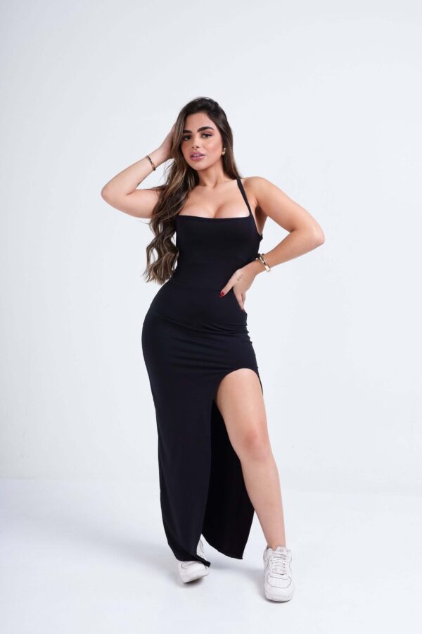 O Vestido Longo Preto é a peça essencial para quem deseja um visual sofisticado, elegante e cheio de atitude. Com fenda lateral e amarração nas costas, ele confere um toque de sensualidade e personalidade. Seu design fluido e o material de alta qualidade garantem um caimento perfeito e confortável, ideal para diversas ocasiões. Detalhes do Produto: Material: Confortável e com ótimo caimento. Cor: Preto, clássico e versátil, perfeito para qualquer evento ou ocasião. Design: Fenda lateral para um toque de sensualidade e amarração nas costas que destaca a silhueta. Dicas de Uso: Combine o Vestido Longo Preto com acessórios elegantes como brincos, colares e pulseiras para destacar o visual. Nos pés, aposte em salto para um look mais sofisticado e formal ou em sandálias para um estilo mais leve e descontraído. Perfeito para festivais, jantares formais ou eventos especiais, o Vestido Longo Preto é uma escolha infalível para quem quer se destacar com elegância e estilo.